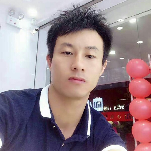 老鼠回眸拉长的照片
