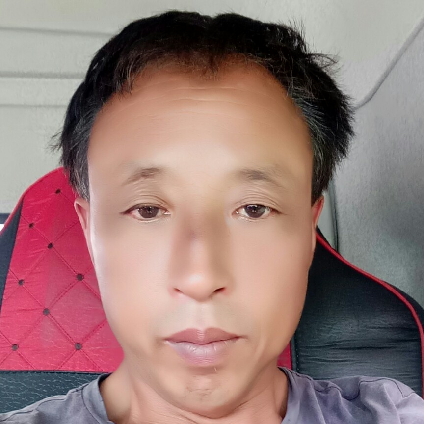 一个人风雨中奔跑的照片