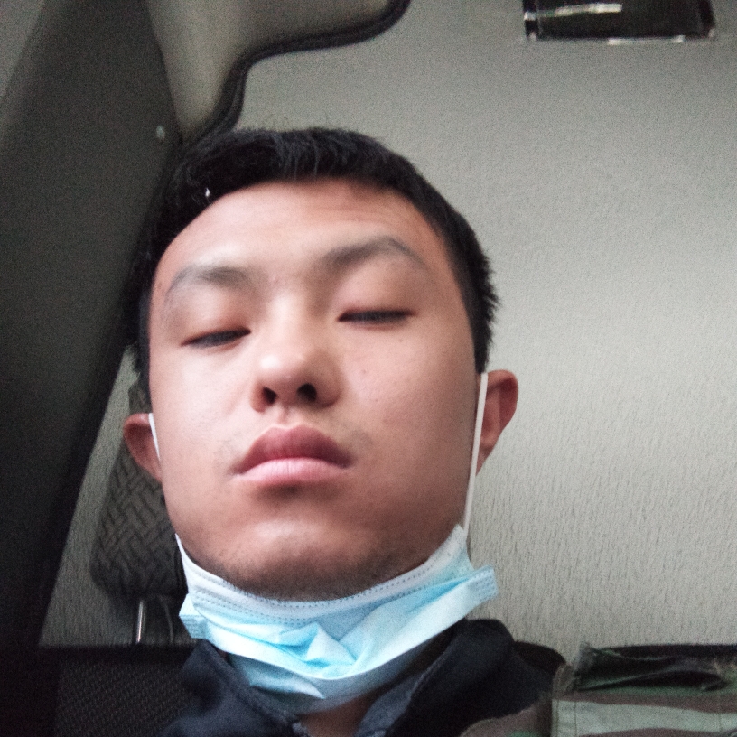单薄迎音响的照片