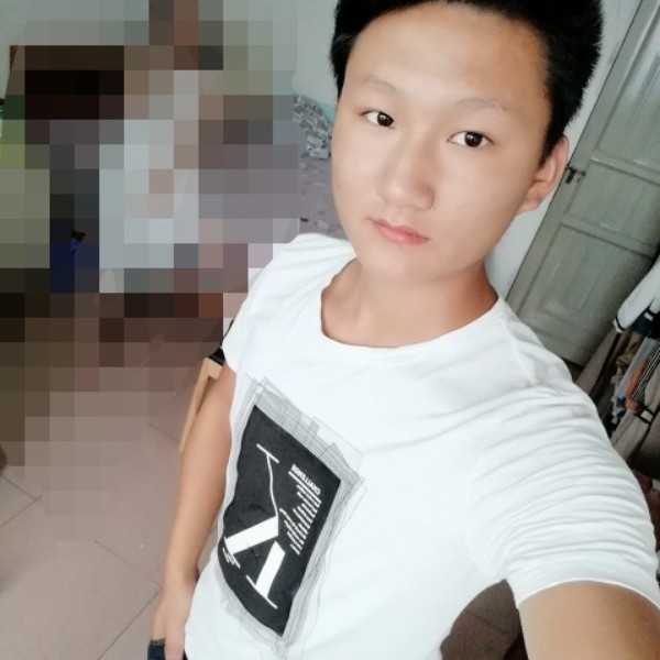 笑不代表快乐的照片