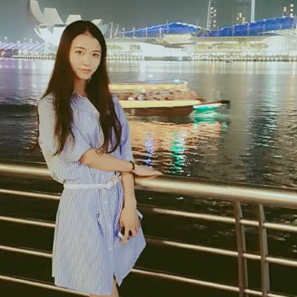 雪白向溪流的照片