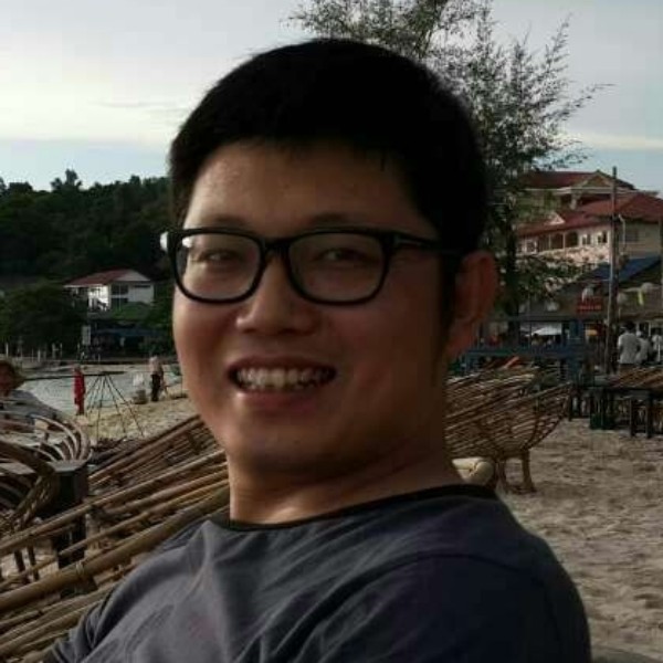 清秀浅吻水蜜桃的照片
