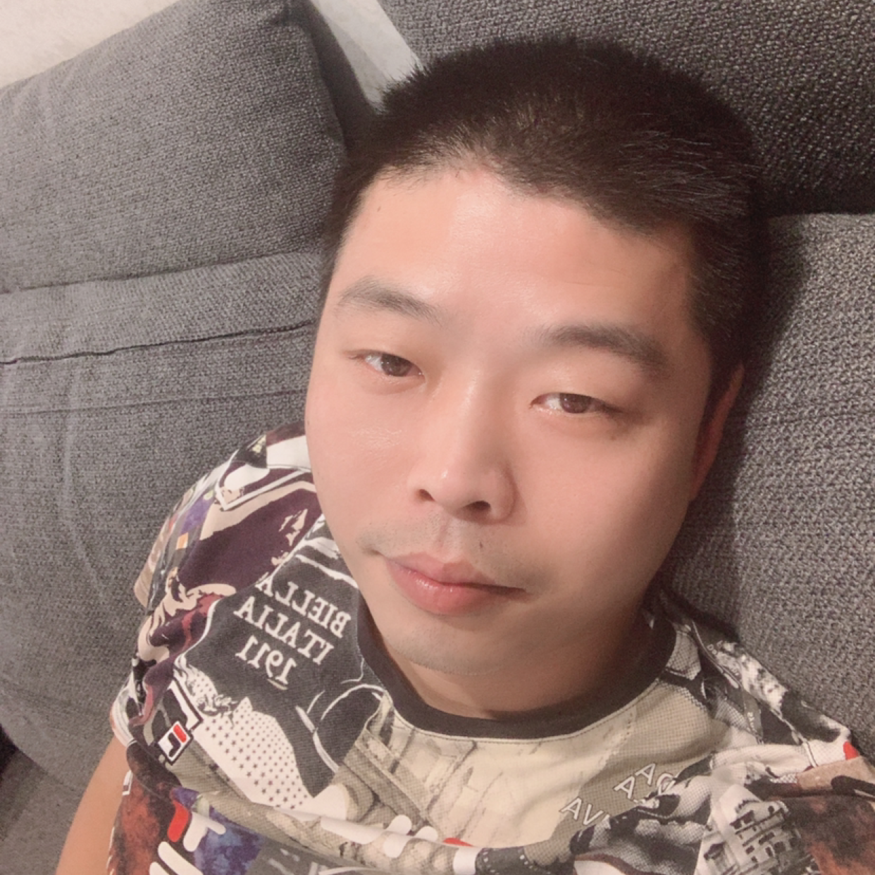 眯眯眼闻水池的照片