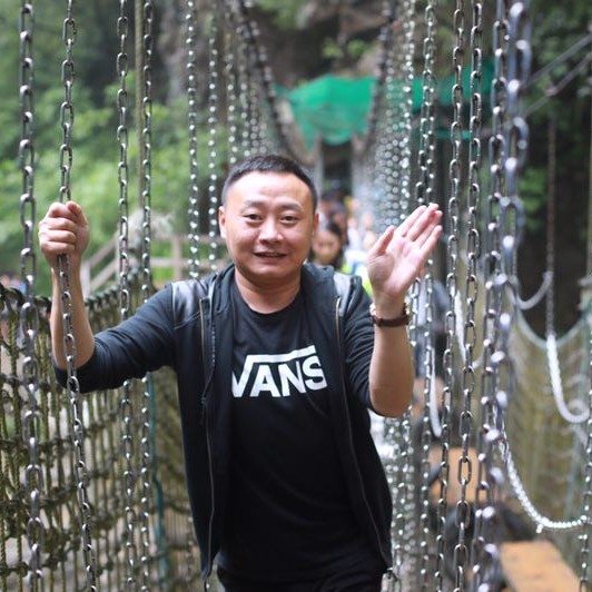 在雨中等雨停的照片