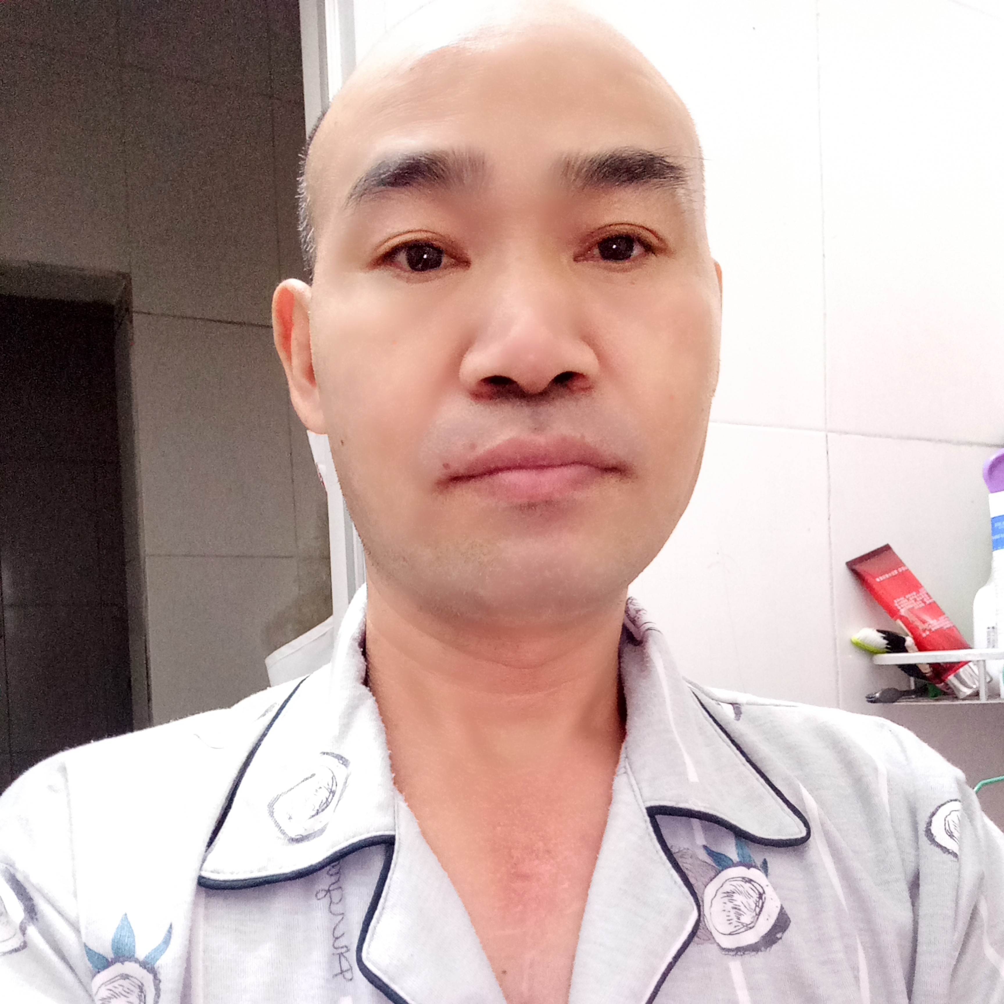屈贤国的照片