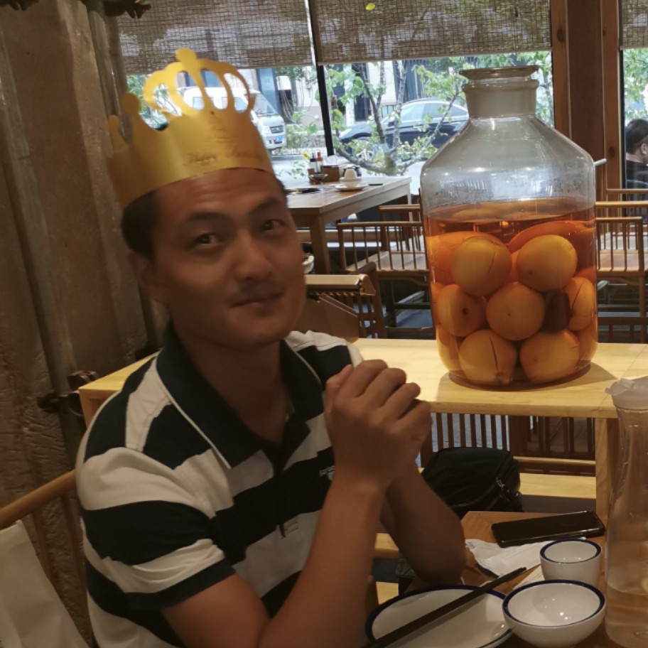 狗挽手害羞的照片