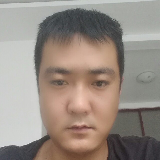 假装陌生。柏的照片