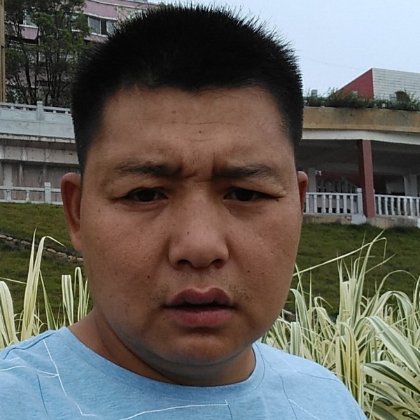 军旗下的小宇的照片