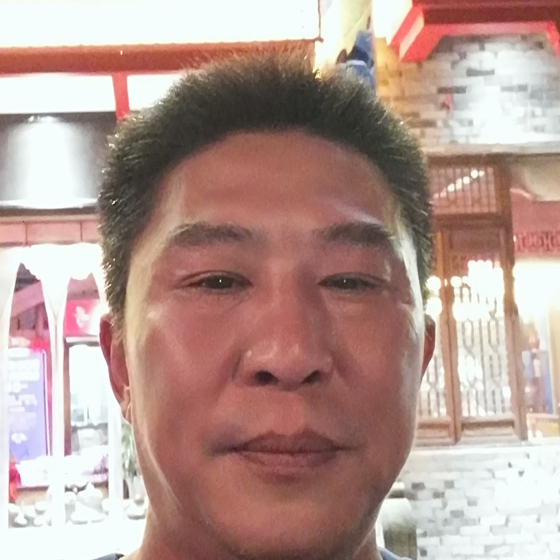 勇攀高峰的男人的照片