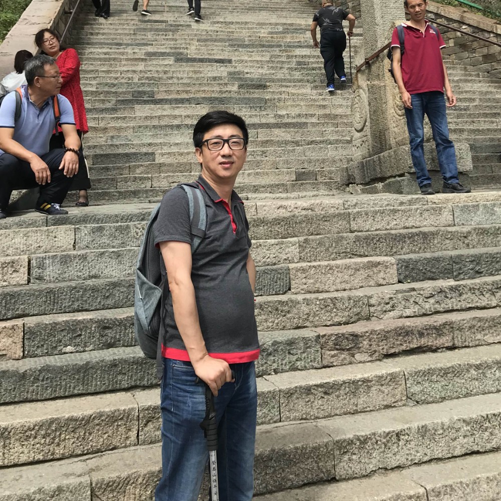 漫无目的男孩的照片
