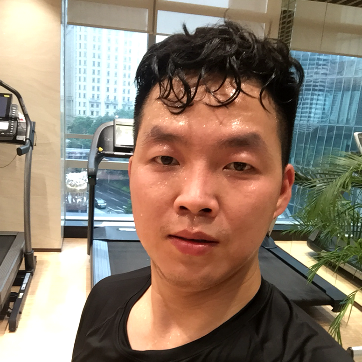牵手幸福的手的照片