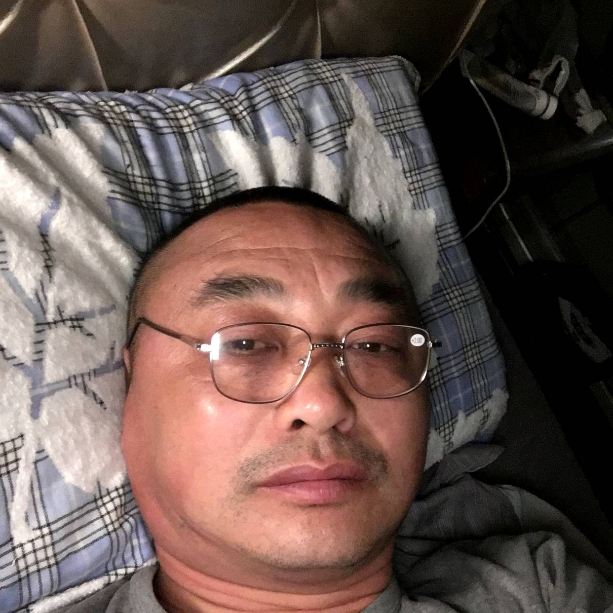 枕头蹙眉魁梧的照片
