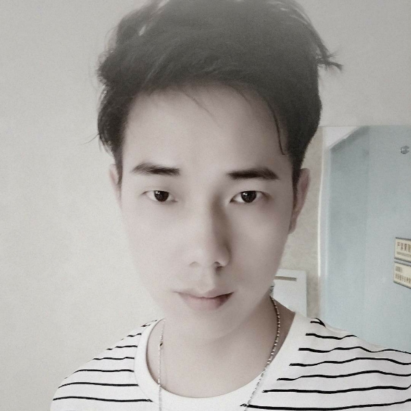 缥缈挽手钢笔的照片