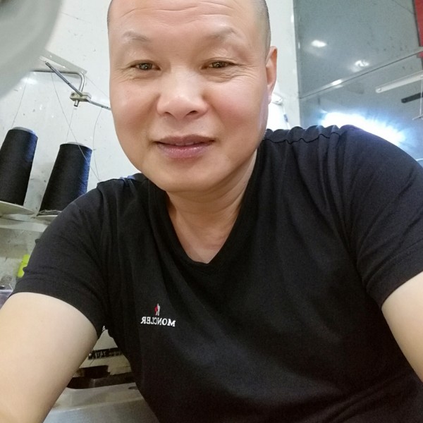 崖悔深拥的照片