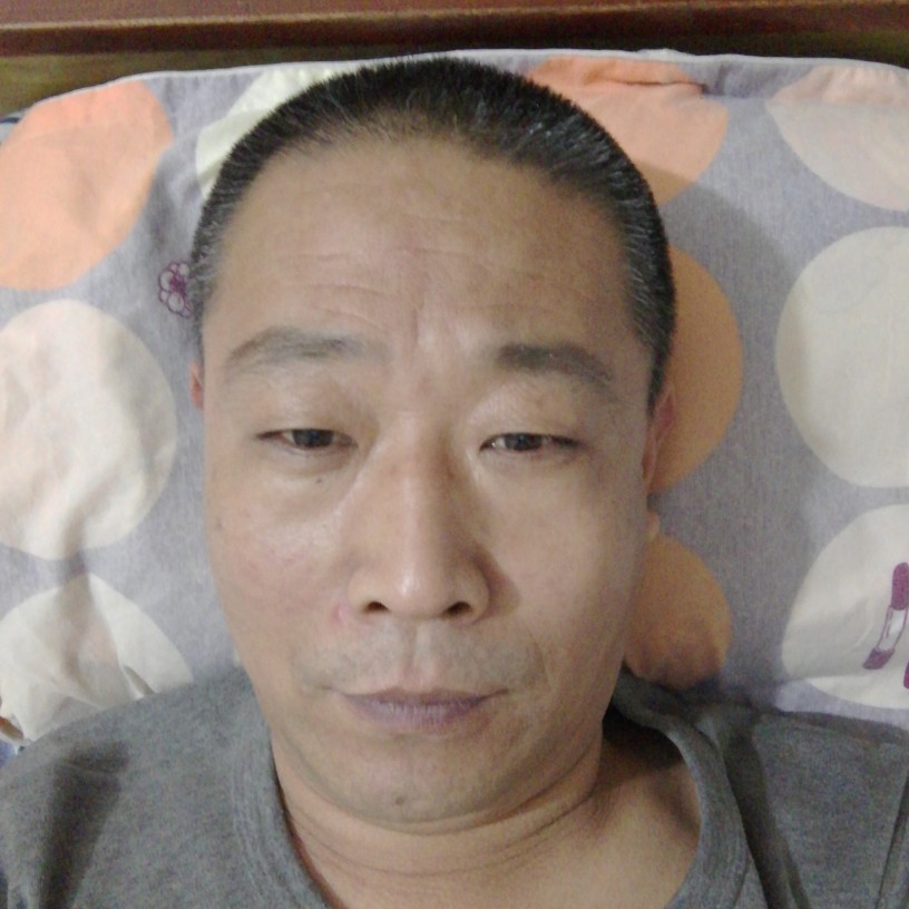 眼睛大与红酒的照片