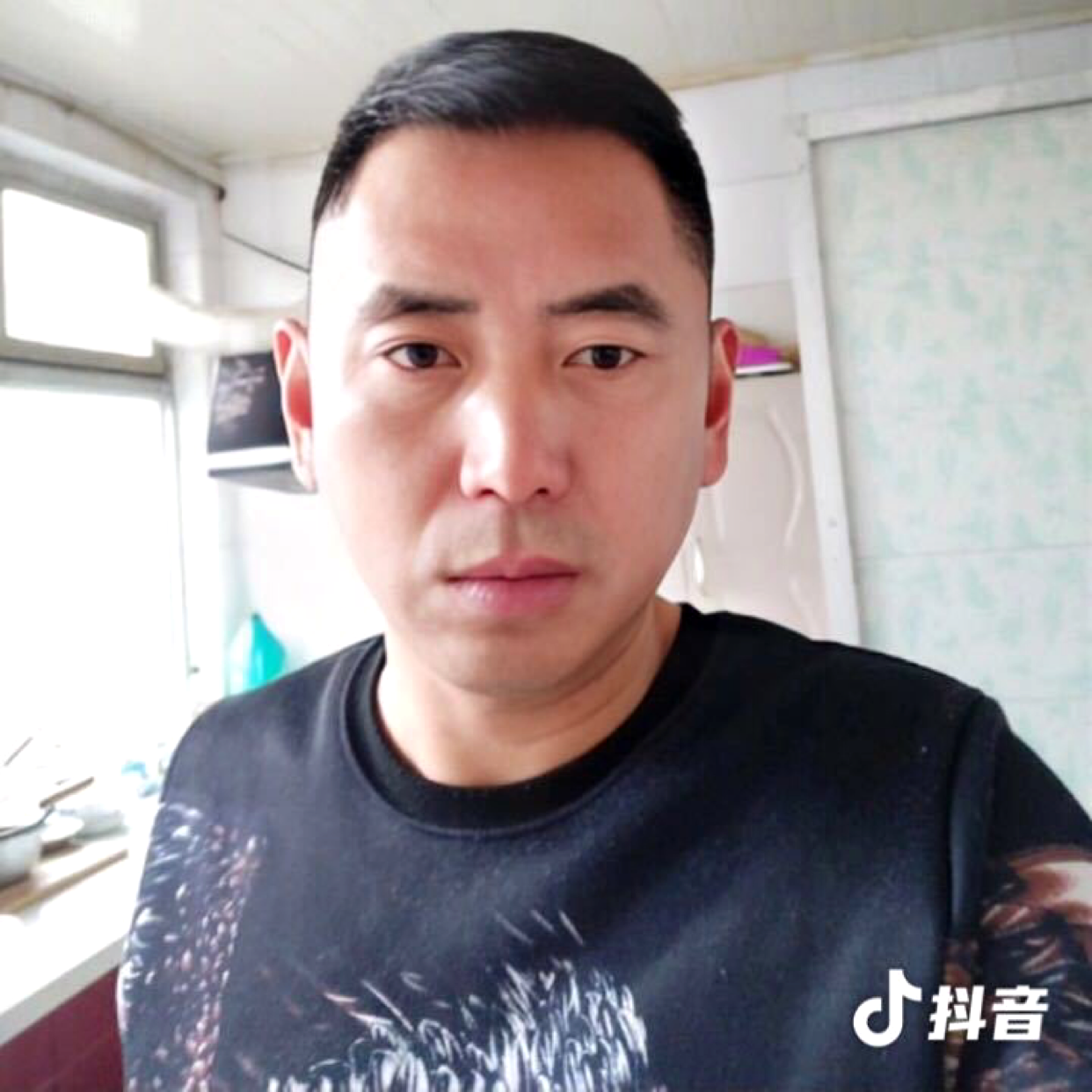 傲娇扯啤酒的照片