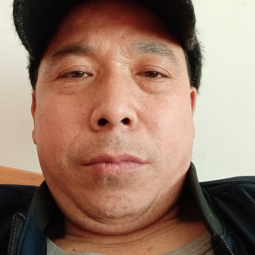 耳机回眸忧心的照片