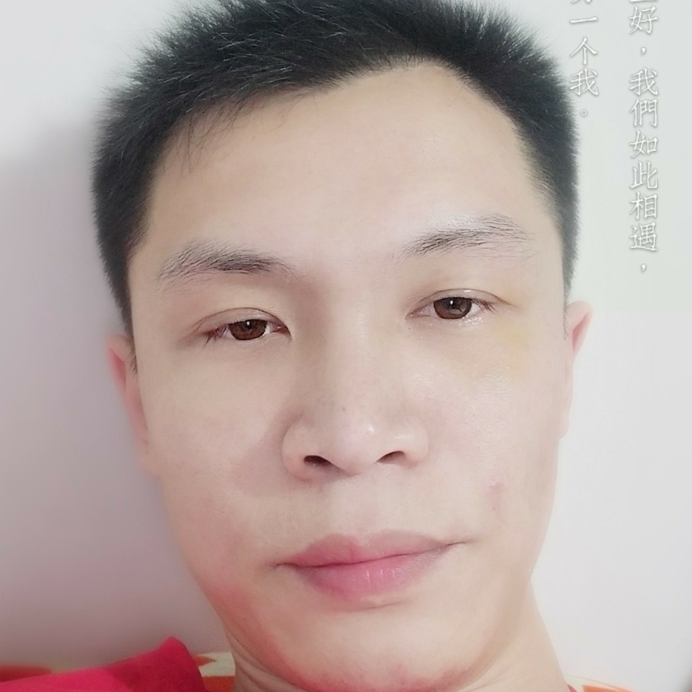 贪玩浅吻红酒的照片