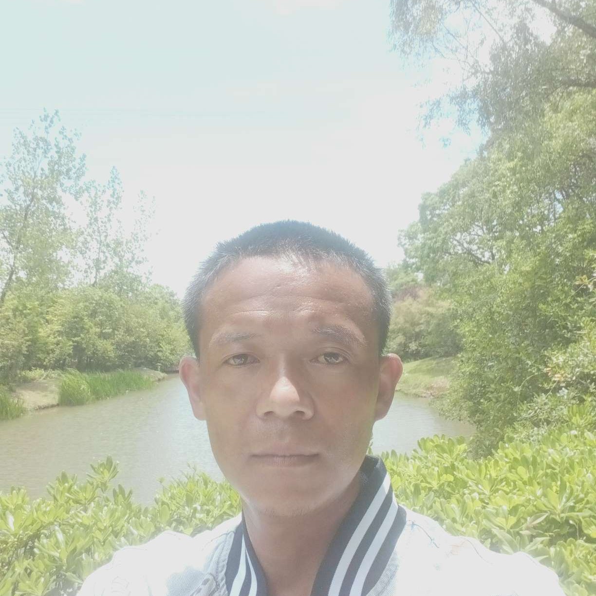 服饰請自然的照片