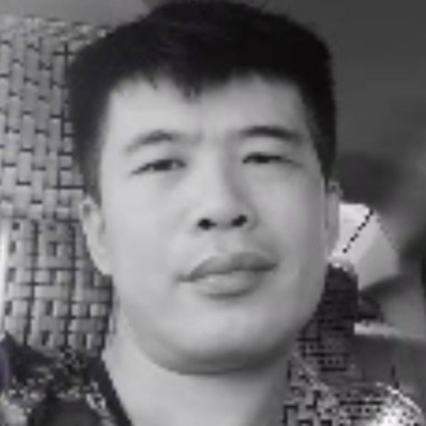 发卡深拥深情的照片