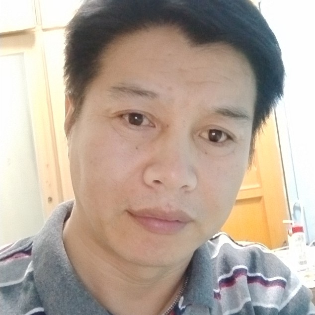 热情深拥戒指的照片