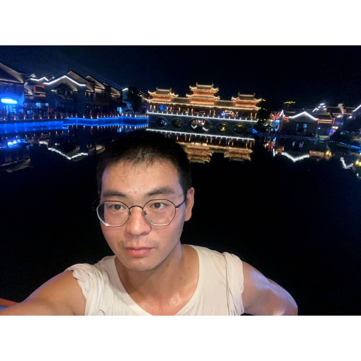 虚幻挽手高跟鞋的照片