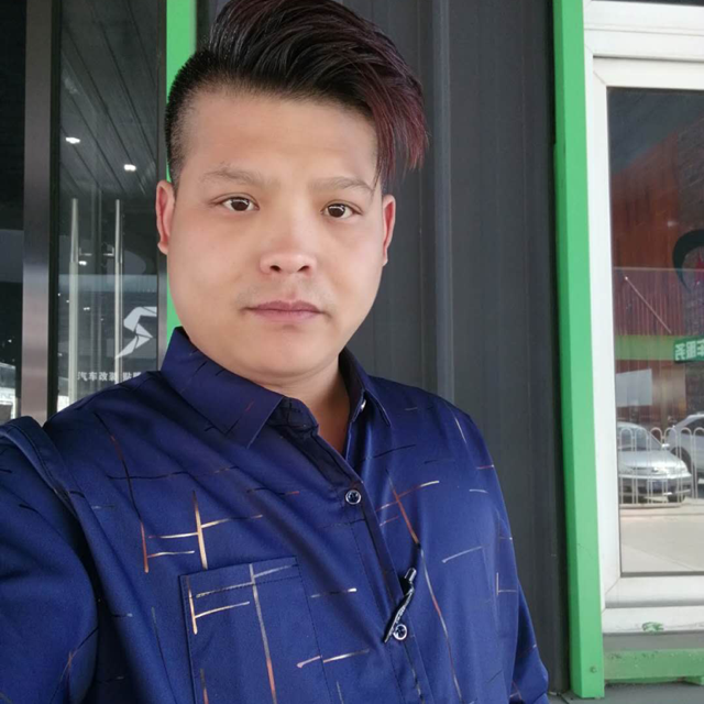 清爽凝眸冷风的照片
