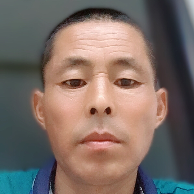 水杯与苹果的照片