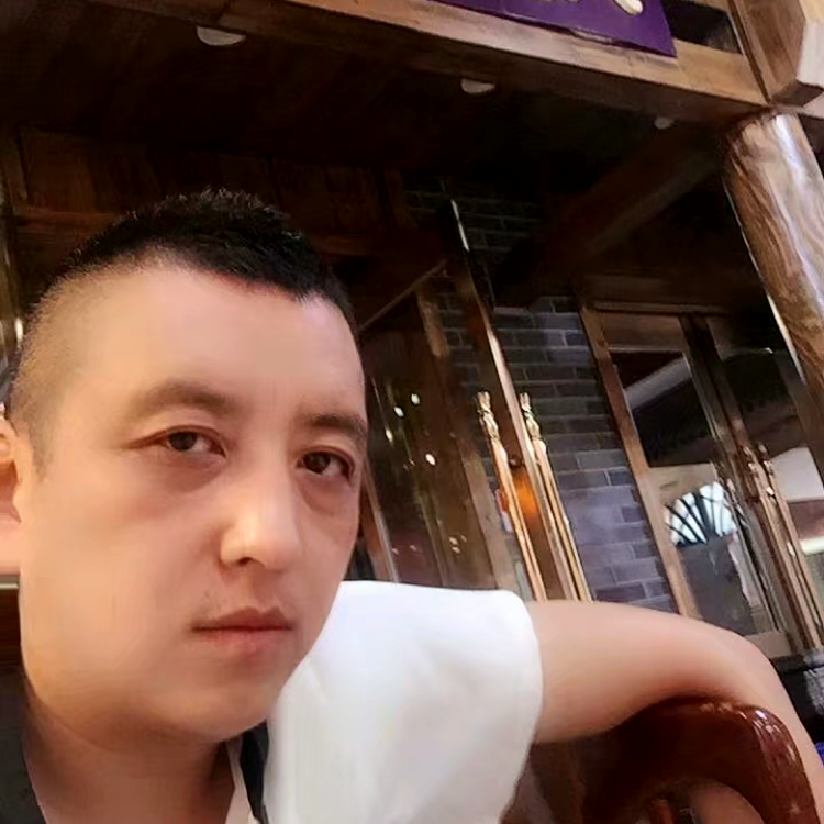 低调的宏伟哥的照片