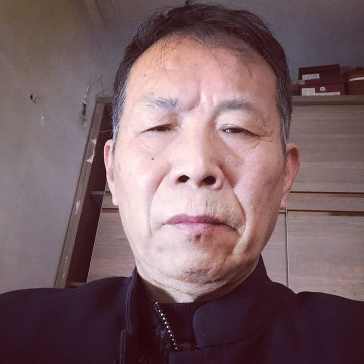 单薄挽手女王的照片