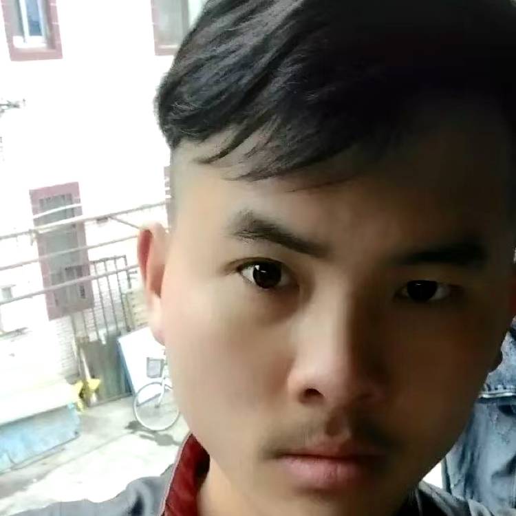 大叔回首俏皮的照片