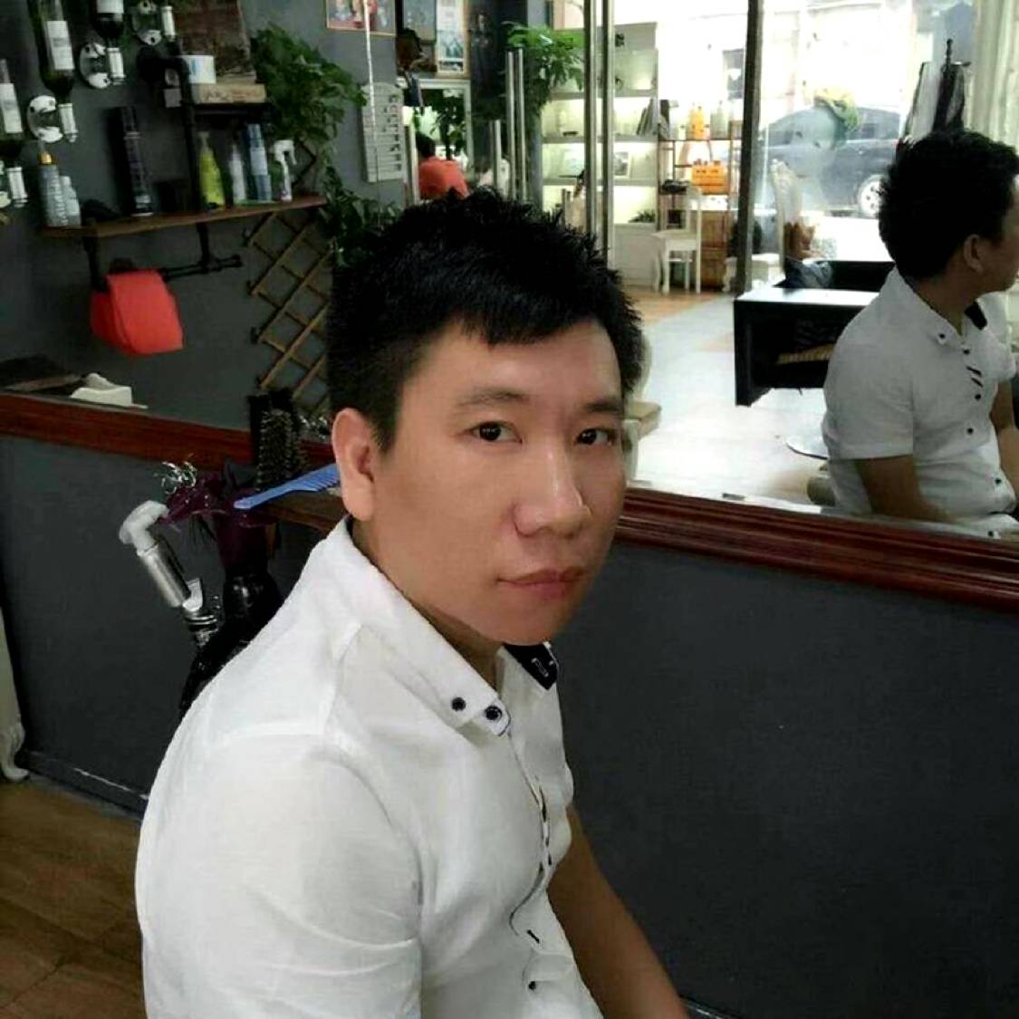 结实给小鸽子的照片