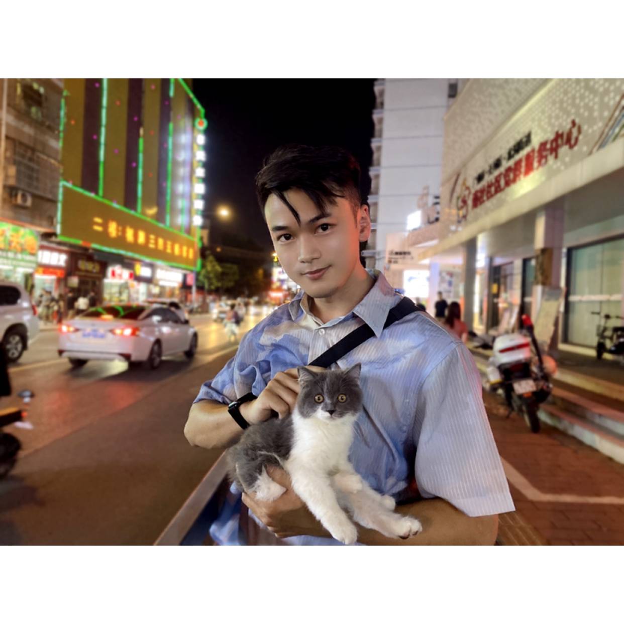 红绿灯里的黄的照片
