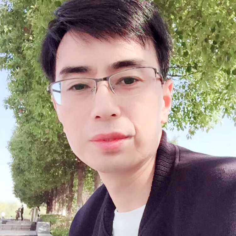 激情深拥溪流的照片