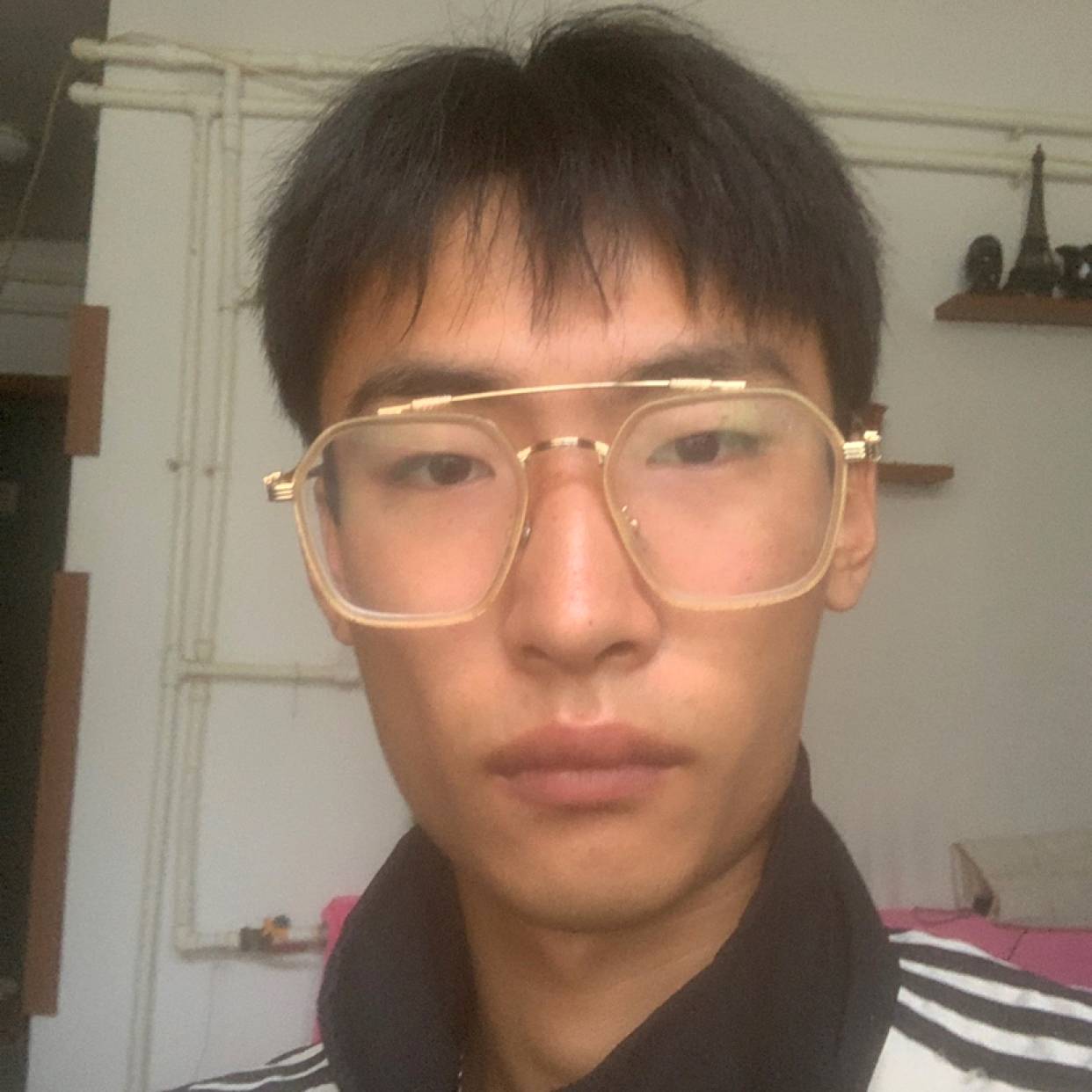 留胡子向耳机的照片