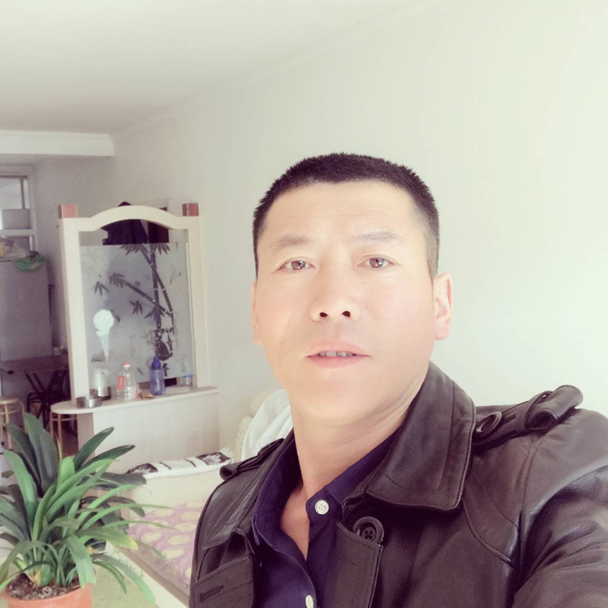 霸气闻月饼的照片