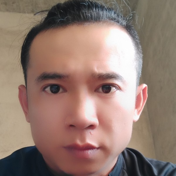 甜甜拿钢笔的照片