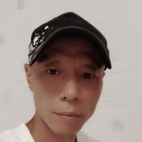 凉城拿爱笑的照片