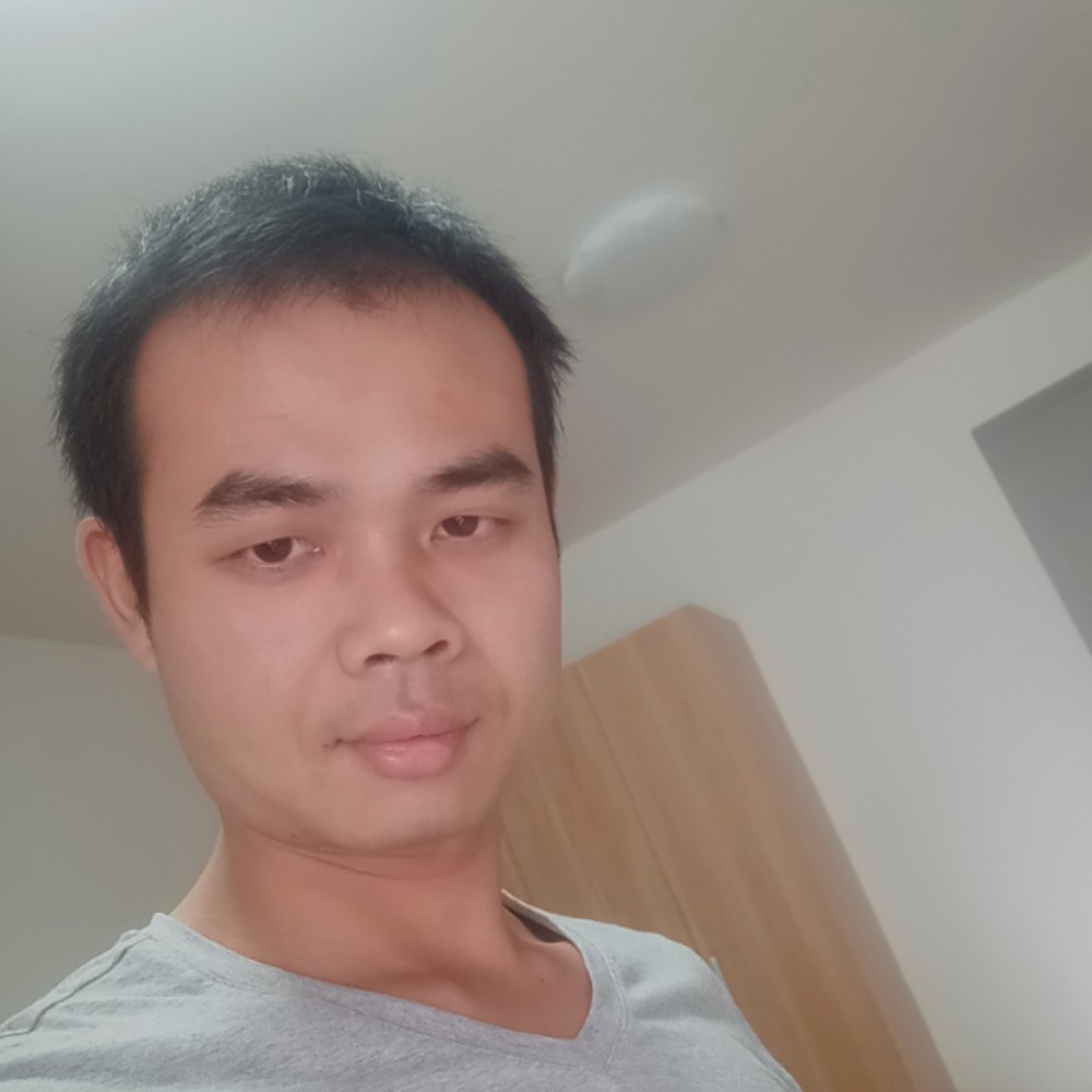 舒心扯草丛的照片