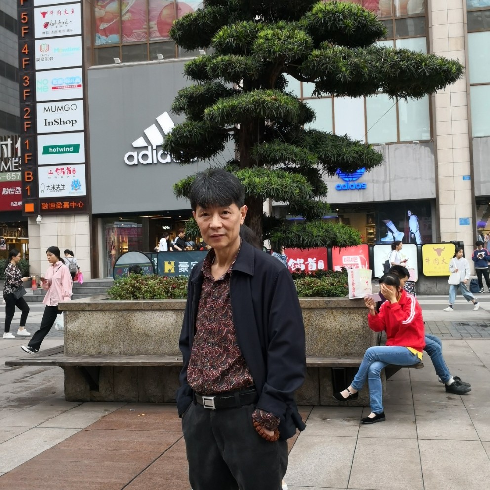 孤独拿滑板的照片