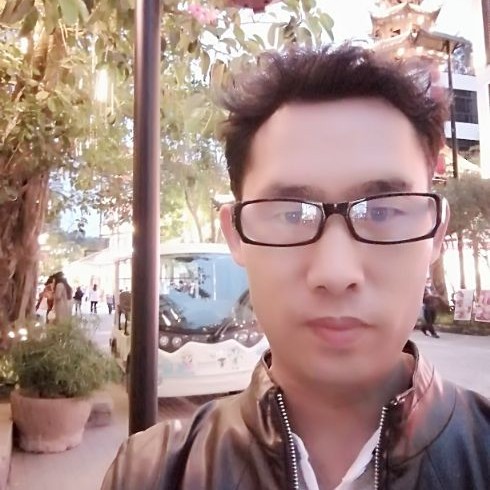 孤單浅吻灯泡的照片