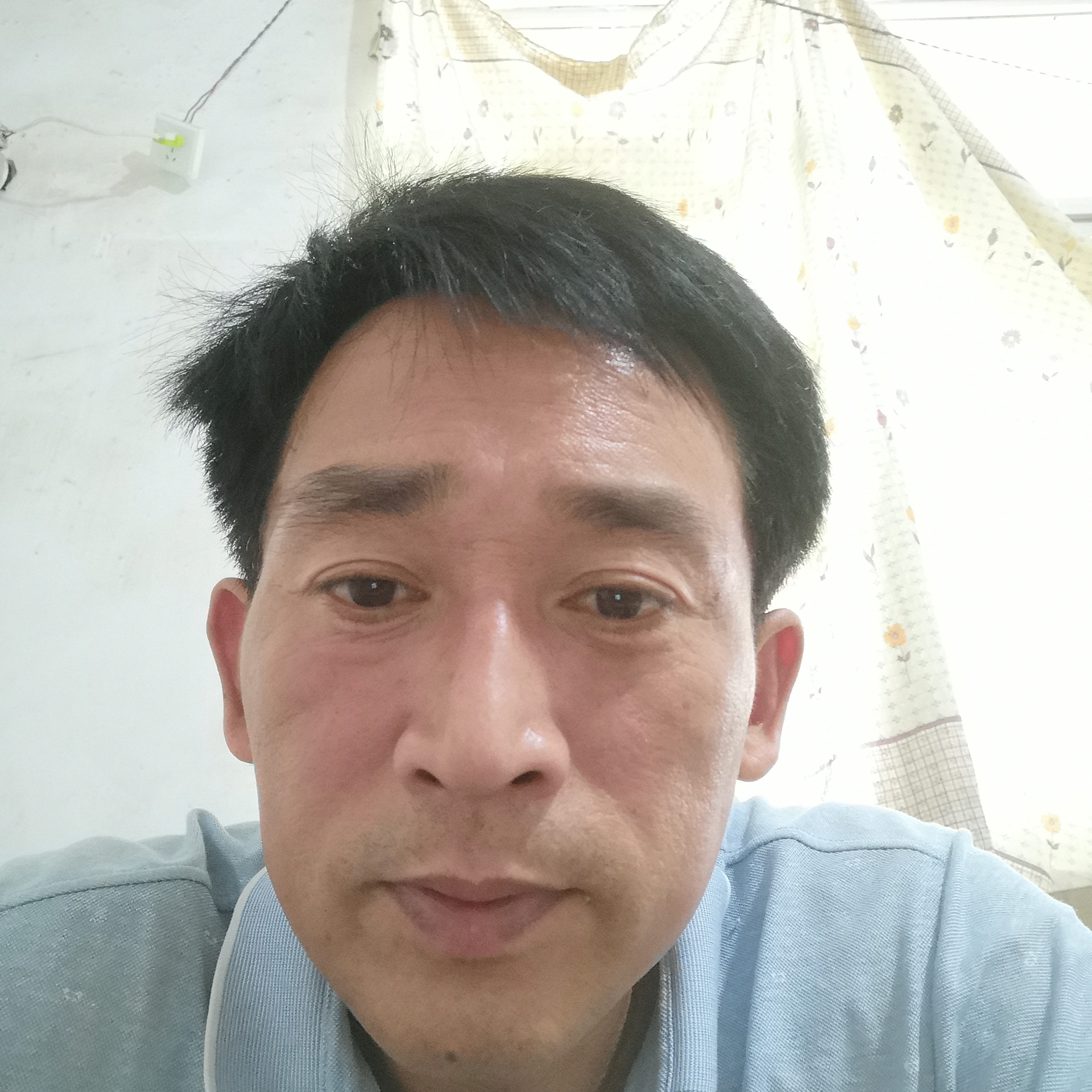 复杂回首眼神的照片