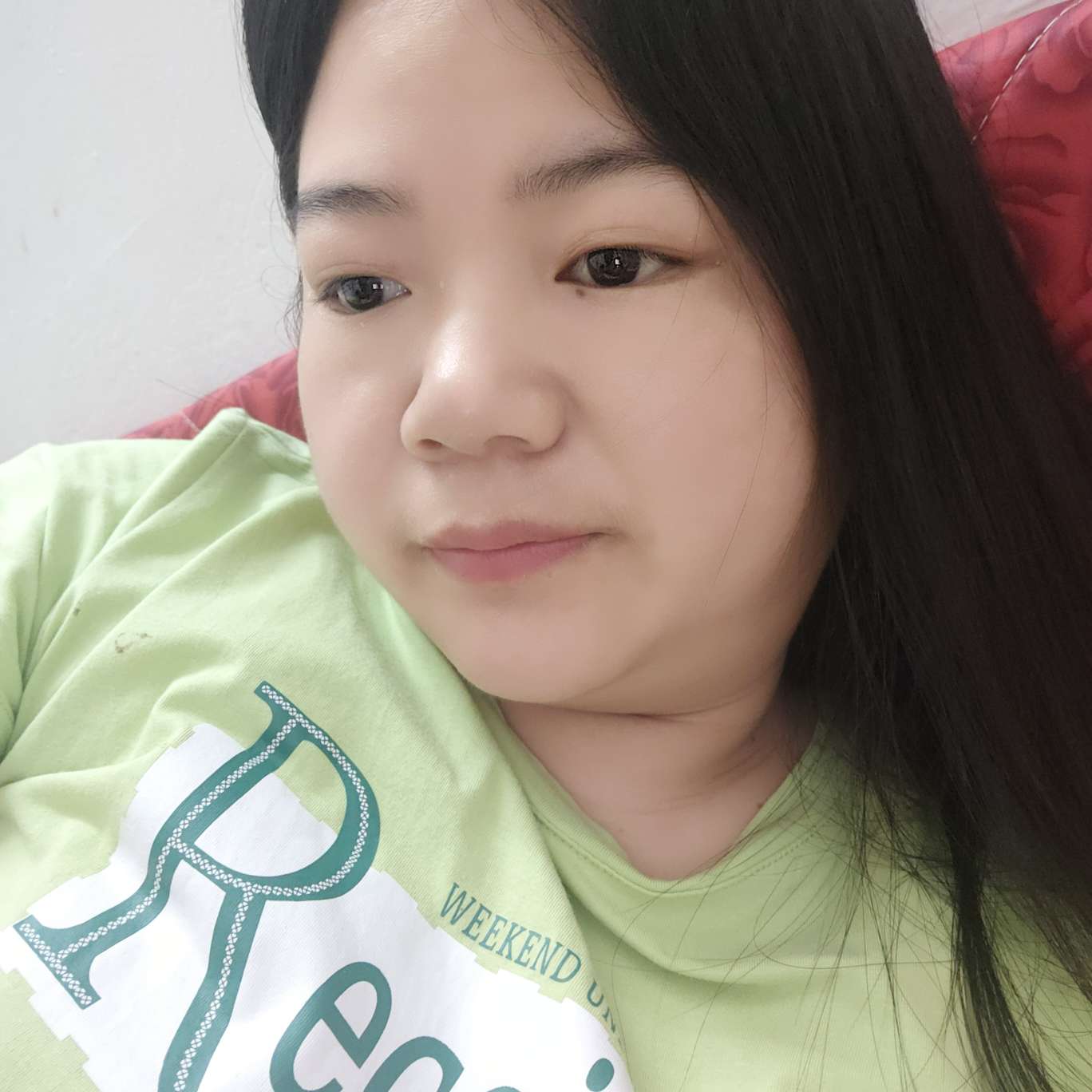背后蹙眉长颈鹿的照片