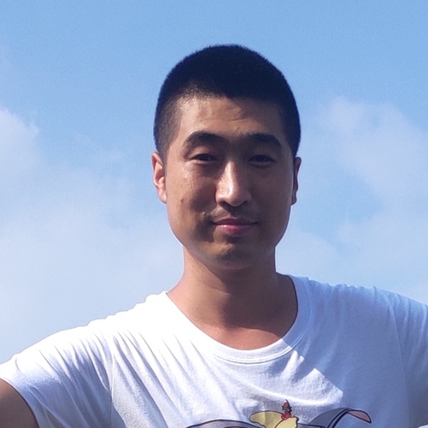 路人吃醋高大的照片