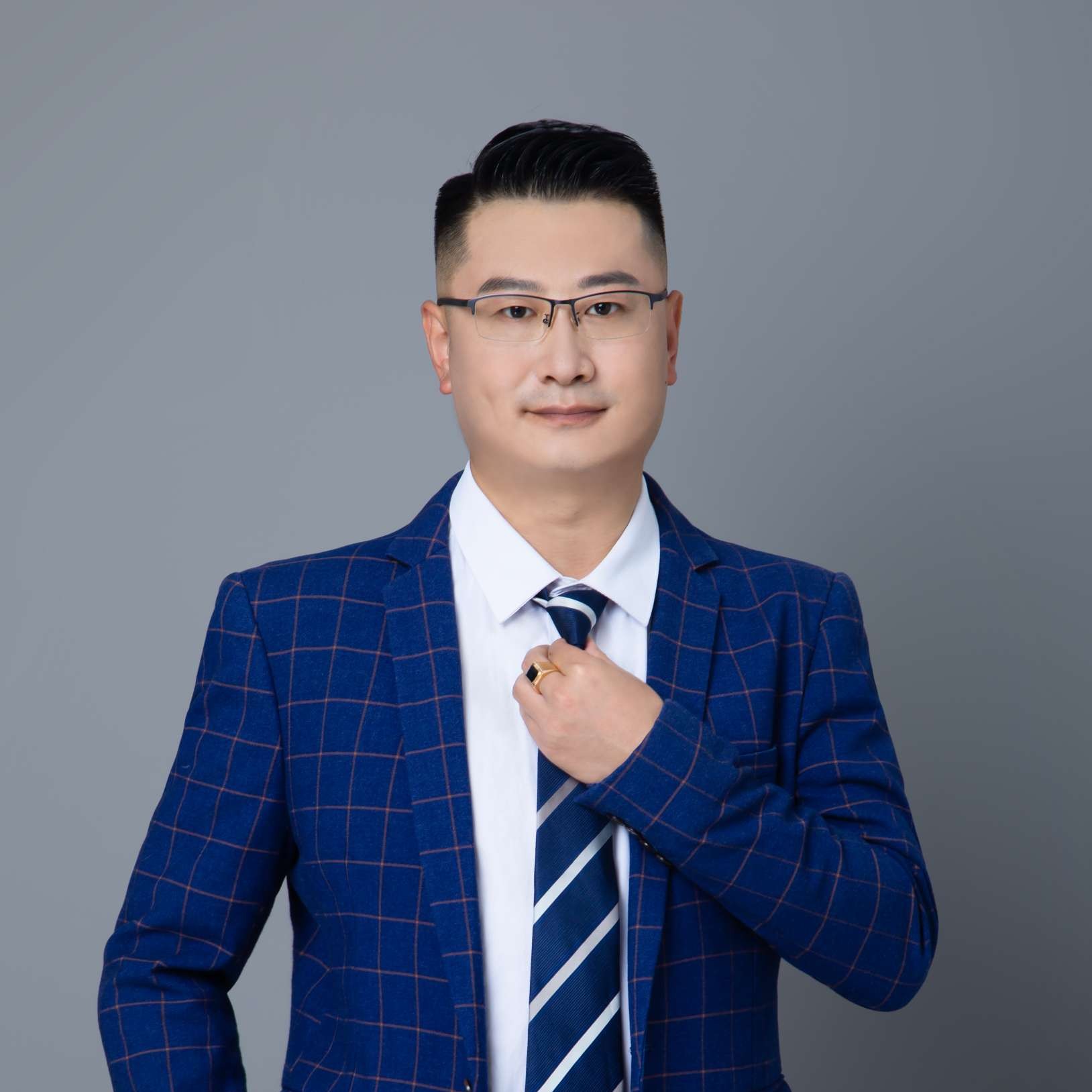多金墨镜的照片