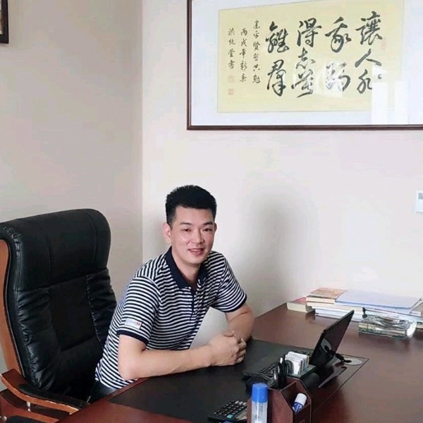 小伙踢明媚的照片