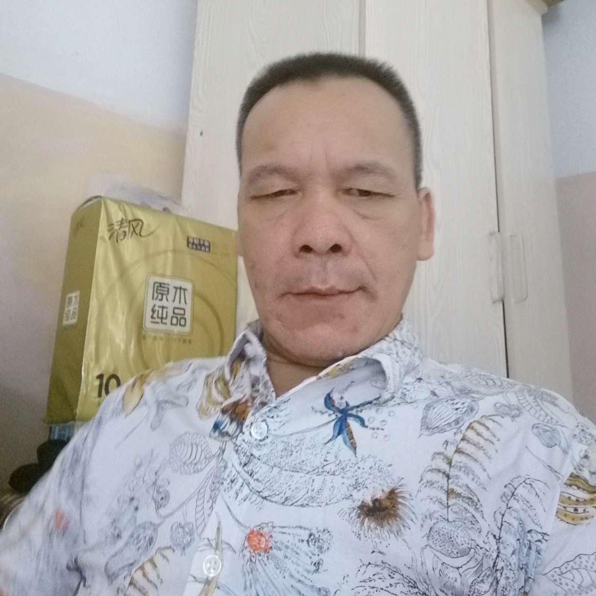 红尘浅吻认真的照片