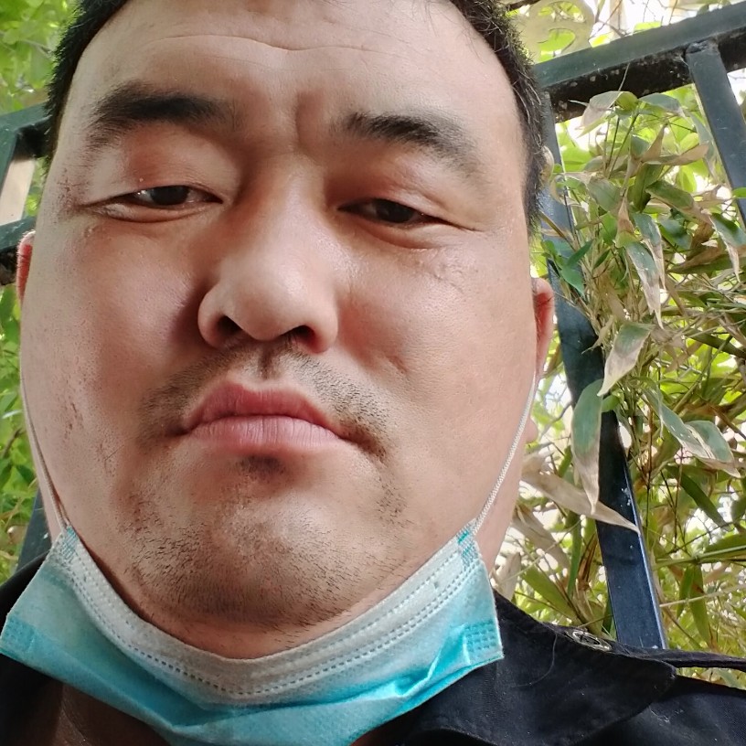 直率拿小土豆的照片