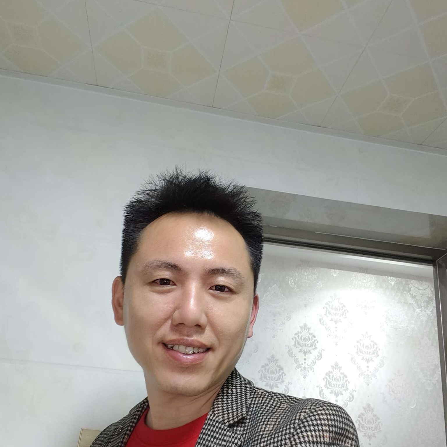 钢铁侠深拥留胡子的照片