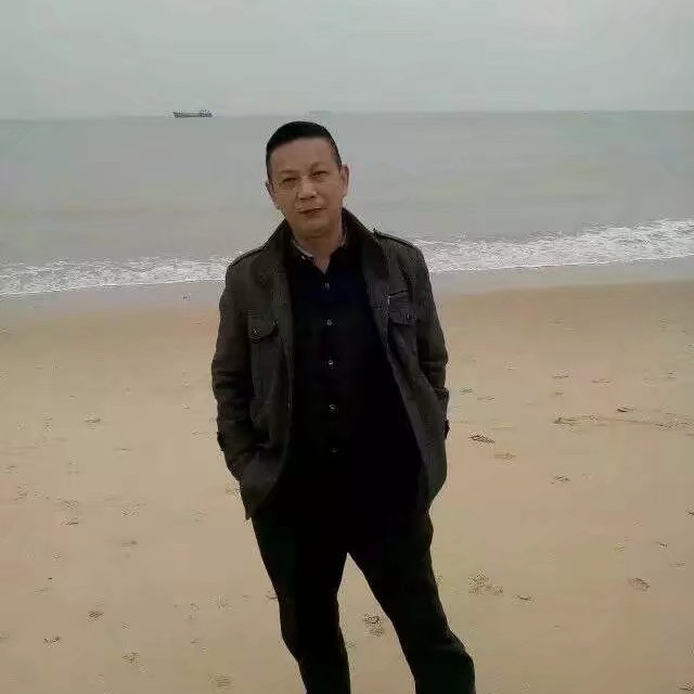 威武浅吻帅哥的照片